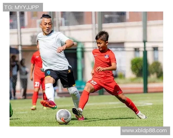 足球场上萌娃们的搞笑瞬间：小球星们的天真表现引爆笑点